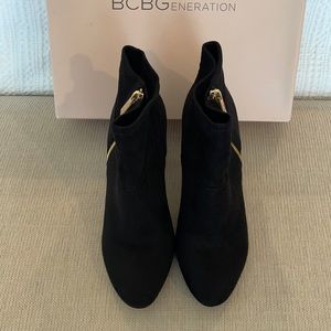 Black BCBG boots with gold side zippers. Good condition.